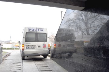 Tânăr din Constanţa, încătuşat pentru că scotea la produs o fată
